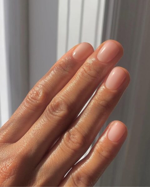 Manicure japoński na maj 2025. Jak wygląda manicure, który ratuje paznokcie?