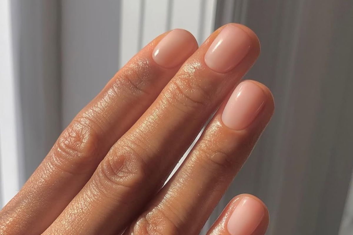 Manicure japoński na maj 2025. Jak wygląda manicure, który ratuje paznokcie?