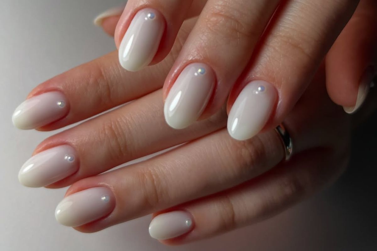 Manicure ślubny na maj 2025. Najgorętsze trendy na paznokcie panny młodej