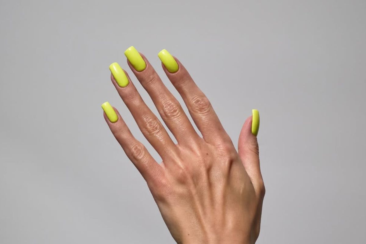 Manicure w odcieniu limonkowej zieleni. Najnowszy hit na lato 2025 z kolorem sezonu