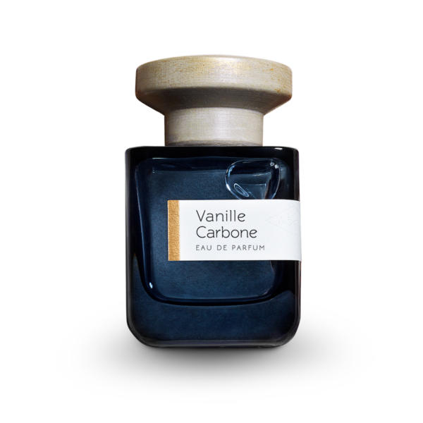Elegancka butelka perfum Vanille Carbone Eau de Parfum od Atelier Materi w ciemnoniebieskim szkle z minimalistyczną etykietą i dużym, jasnym korkiem o matowym wykończeniu.