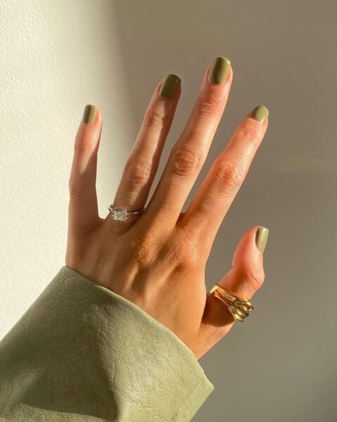 Paznokcie matcha nails – modny manicure w kolorze napoju podbija serca kobiet