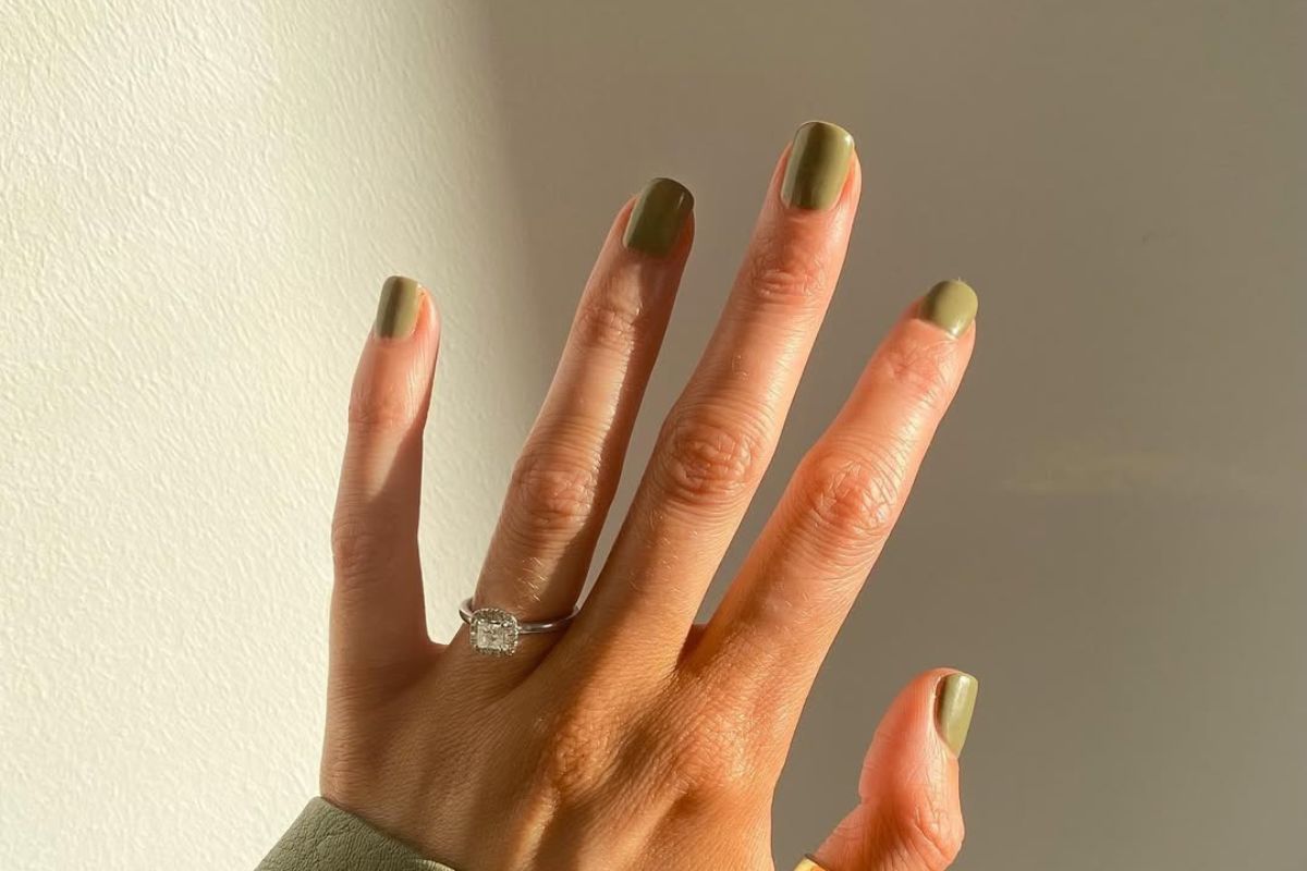 Paznokcie matcha nails – modny manicure w kolorze napoju podbija serca kobiet