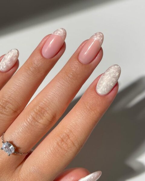 Perłowy french zmienia klasykę w modowy trend. Jak zrobić taki manicure? Gotowe stylizacje