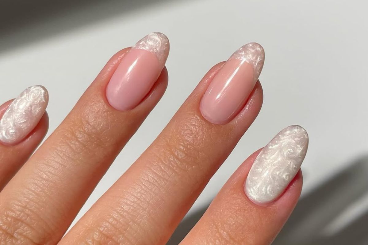 Perłowy french zmienia klasykę w modowy trend. Jak zrobić taki manicure? Gotowe stylizacje