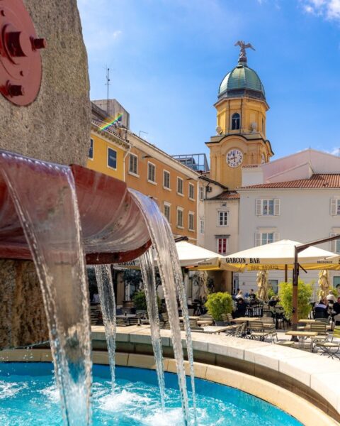Pociąg do Chorwacji z Warszawy na wakacje 2025. Widok na fontannę w mieście Rijeka, które jest miejscem docelowym pociągu z Warszawy.