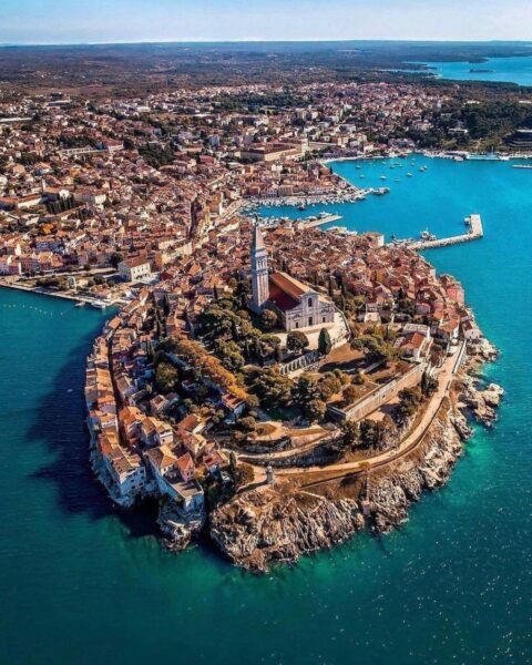 Zdjęcie z lotu ptaka z widokiem na panoramę miasta Rovinj w rejonie Istria w Chorwacji.