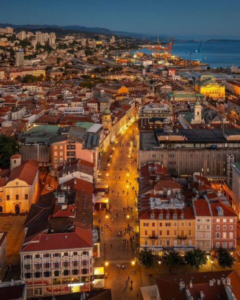 Zdjęcie miasta Rijeka z lotu ptaka na główny deptak Korza.