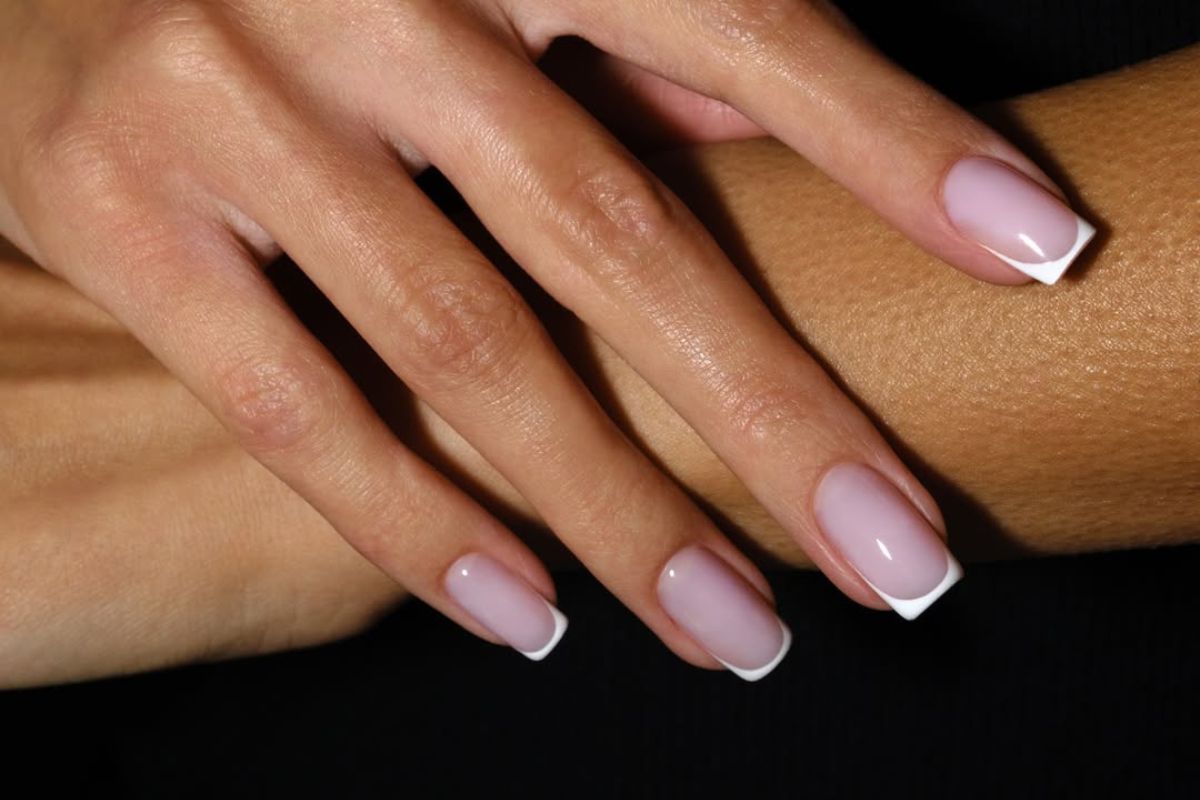 Vintage french manicure – powróciła estetyka znana 30 lat temu. Jak go nosić?