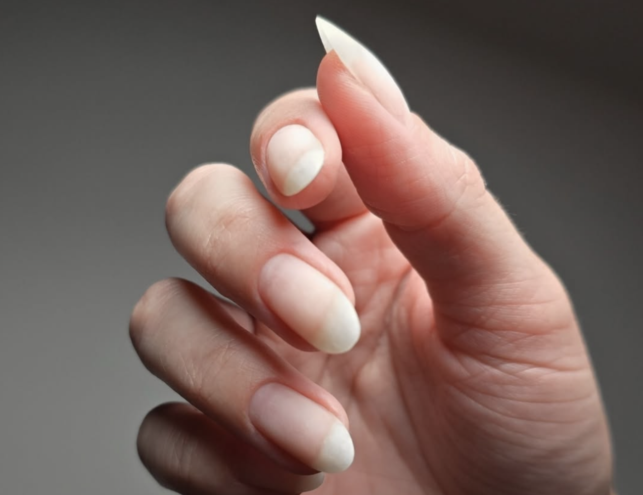 Wygoda na wakacje to włoski manicure, który wizualnie wydłuża paznokcie