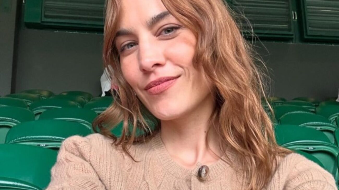 Alexa Chung i Hailey Bieber w hitowym płaszczu z metką Mango