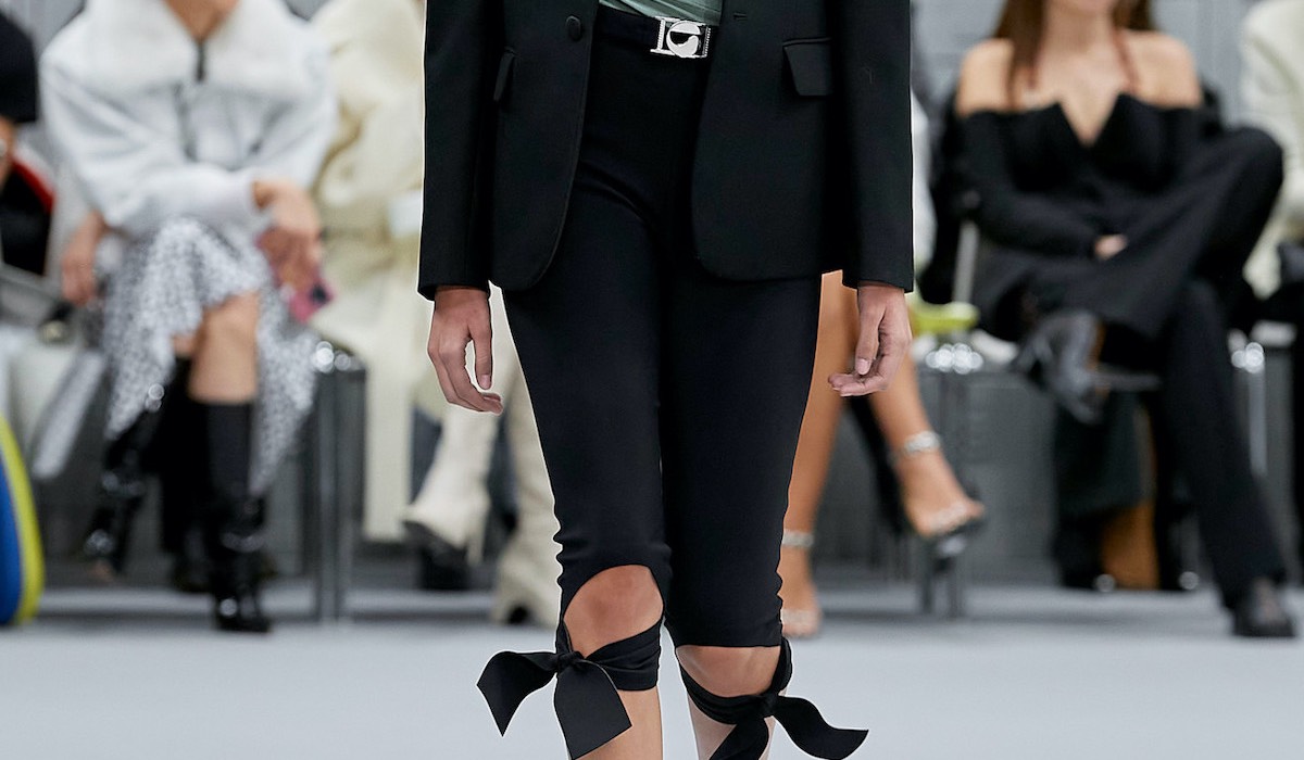 Legginsy capri zaliczają spektakularny powrót! Jak nosić kontrowersyjną długość latem 2025?