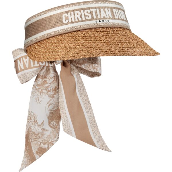 Stylowy daszek przeciwsłoneczny Dior z plecioną słomkową strukturą, ozdobiony beżową wstążką z białym logo Christian Dior Paris.