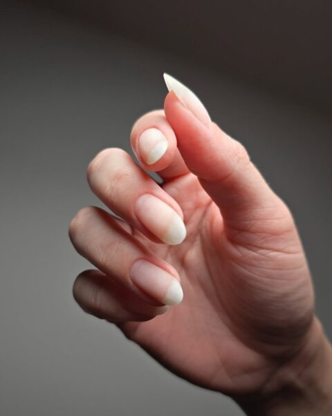 Gładkie paznokcie przygotowane pod włoski manicure /fot. Instagram.com/luxe.nailstudio