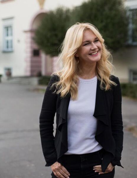 Grażyna Torbicka - dziennikarka w białym t-shircie i czarnej marynarce
