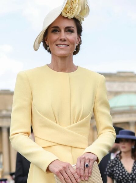 Kate Middleton w żółtym ubraniu i w pasującym odcieniem kapeluszu.