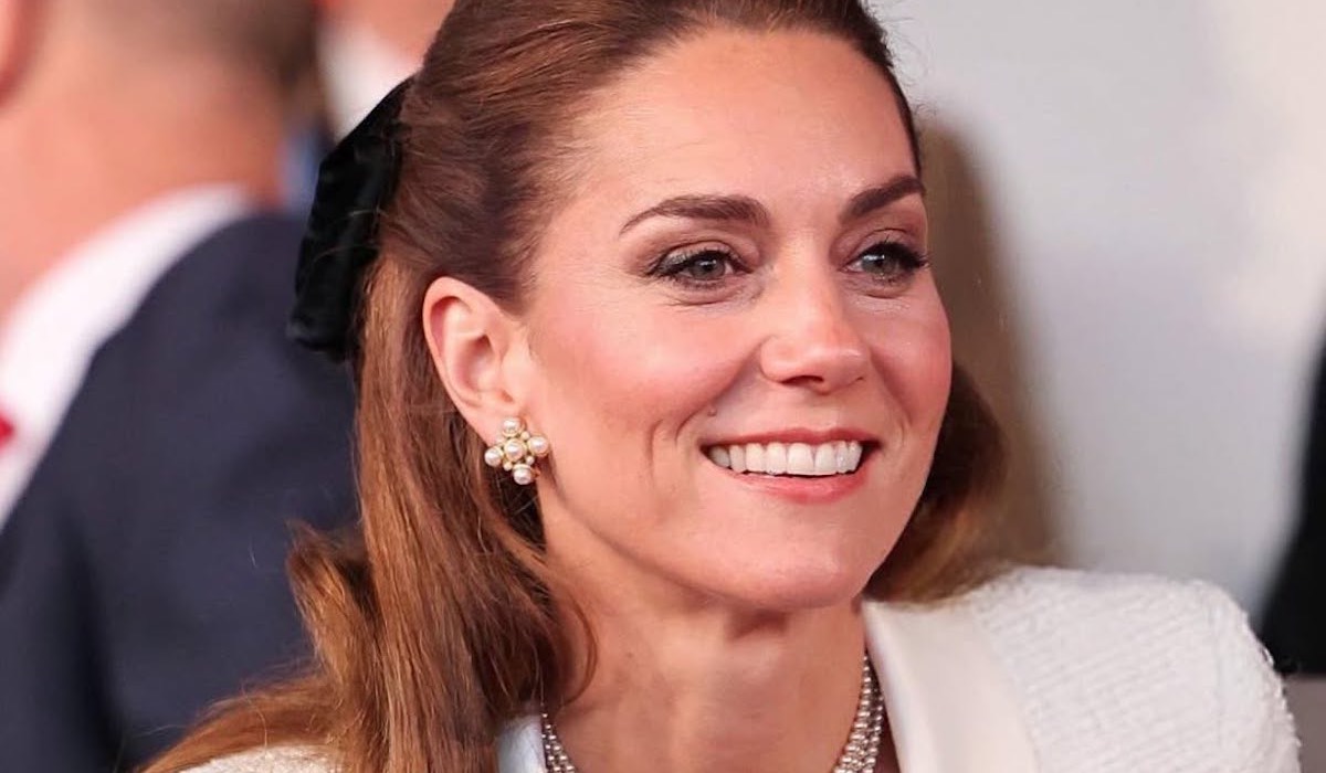Kate Middleton olśniewa stylizacją z białymi perłami na koncercie z okazji 80. Dnia Zwycięstwa w Europie