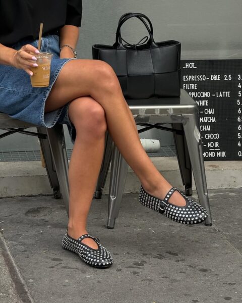 Kobieta w jeansowej mini i butach w groszki typu baleriny – zestawienie, które może budzić wątpliwości w kontekście elegancji i kobiecej klasy.