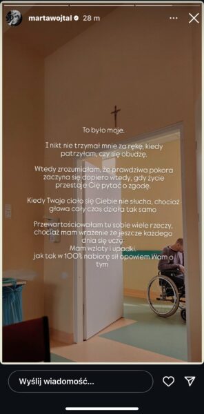 Szpitalne wnętrze - żółte ściany, w tle mężczyzna na wózku inwalidzkim. 