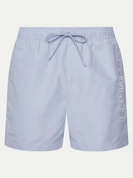 Jasnoniebieskie szorty kąpielowe Calvin Klein z elastycznym pasem i troczkiem do wiązania, ozdobione białym logo marki wzdłuż lewej nogawki.