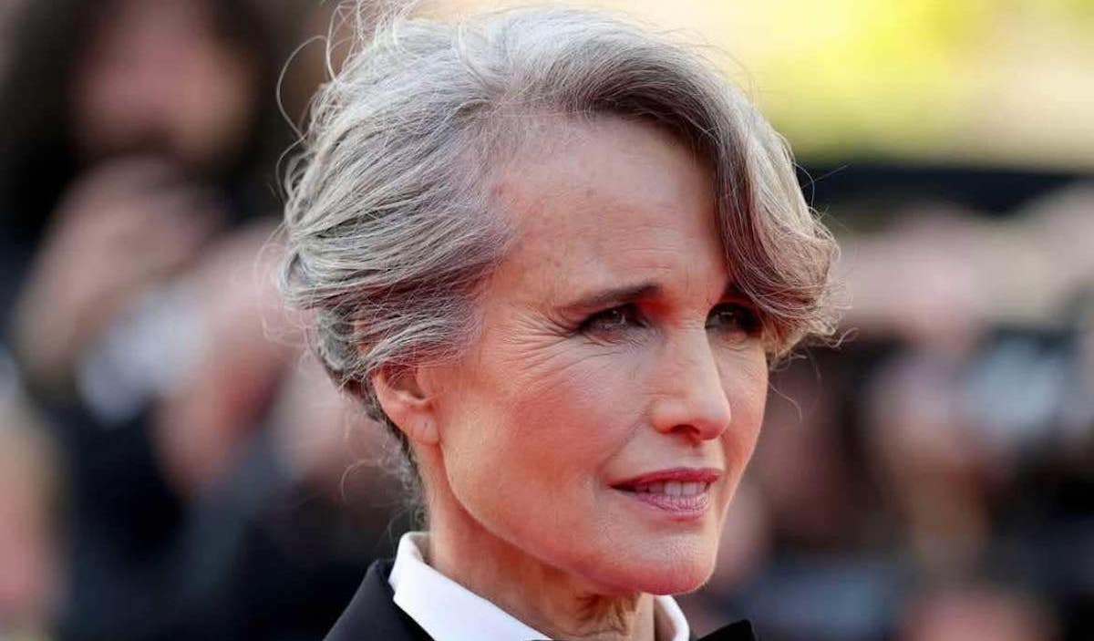 Andie MacDowell w Cannes udowadnia, że kok bananowy to najbardziej szykowna fryzura dla dojrzałej kobiety
