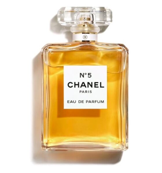 Butelka perfum Chanel No. 5 Eau de Parfum w klasycznym, prostokątnym flakonie z przezroczystym korkiem i złotym płynem w środku.