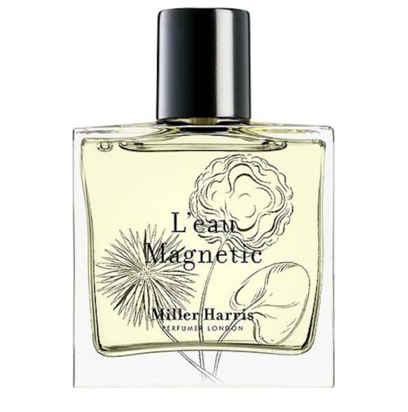 Flakon perfum L’Eau Magnetic marki Miller Harris z czarnym korkiem i delikatnym botanicznym rysunkiem na przezroczystym szkle, wypełniony jasnożółtym płynem.