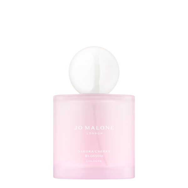 Delikatny, różowy flakon perfum Jo Malone Sakura Cherry Blossom z białym, kulistym korkiem.