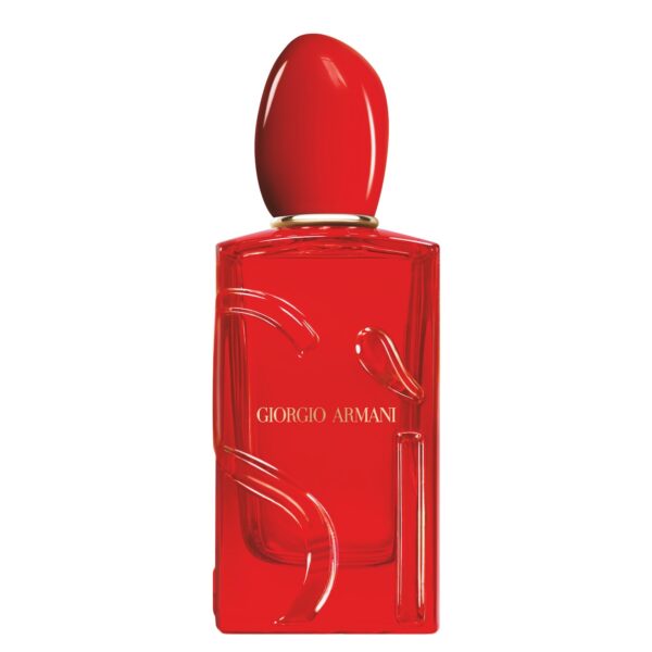 Czerwony flakon Giorgio Armani Sì w edycji specjalnej, z tłoczonym napisem i dopasowanym korkiem. Giorgio Armani Passione Red Musk.
