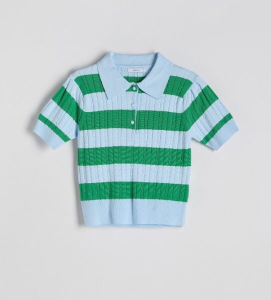 Koszulka polo błękitna w zielone pasy.