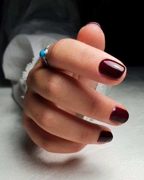 Włoski manicure w odcieniu wiśni /fot. Instagram.com/luxe.nailstudio