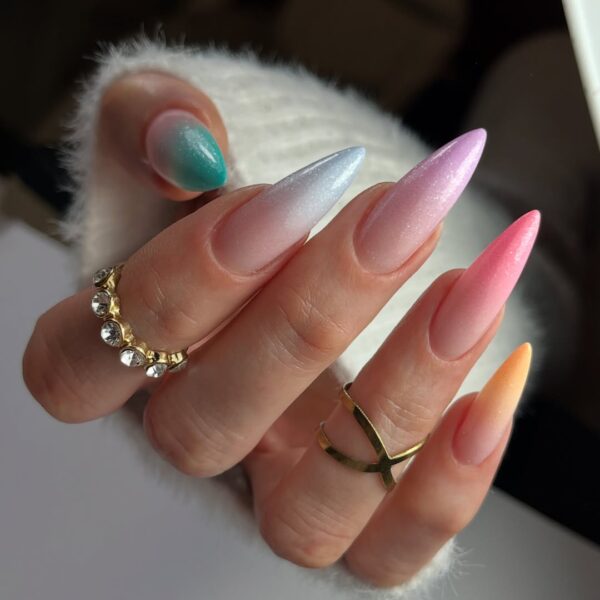 Paznokcie w stylu multi-ombre / fot. Instagram.com/liptus.nails