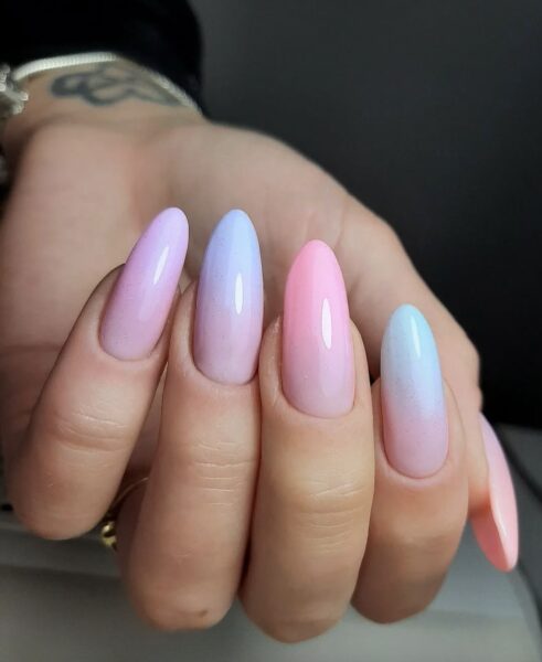 Paznokcie w stylu multi-ombre / fot. Instagram.com/lazurowepiekno.mw