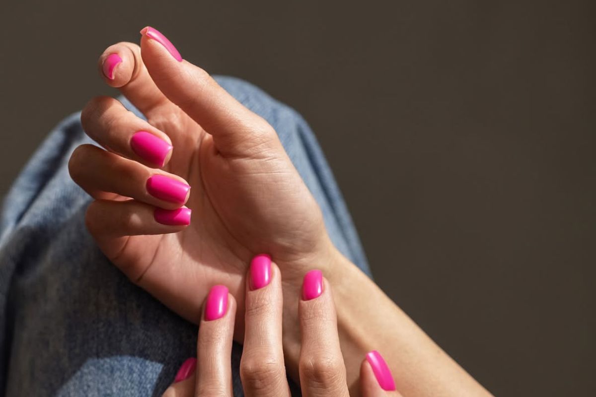12 najmodniejszych kolorów manicure na lato 2025 – na takie odcienie malujemy paznokcie