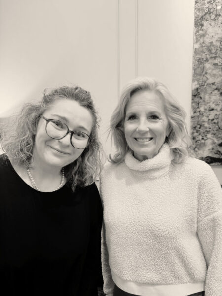 [EXCLUSIVE] Iza Kućmierowska malowała Jill Biden, nam zdradza swoje sposoby na dojrzałą skórę