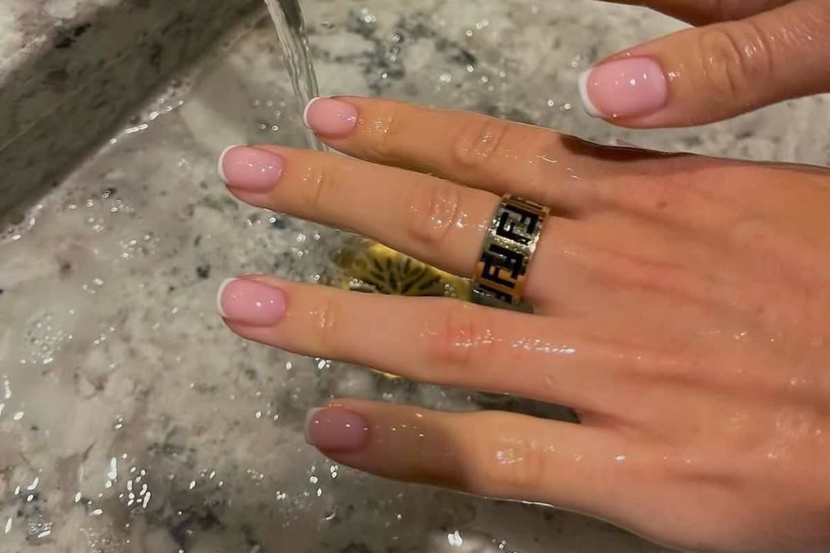 French manicure na koniec czerwca 2025. 8 stylizacji na otwarcie sezonu wakacyjnego