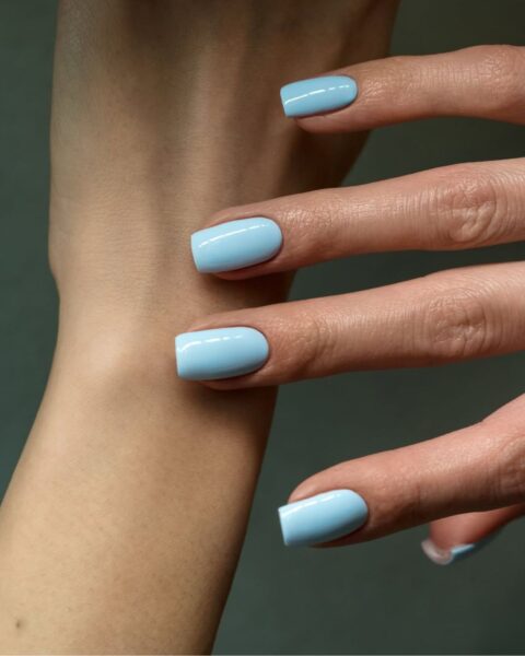 Manicure w kolorze błękitnego nieba — trend, który dodaje świeżości i elegancji dłoniom