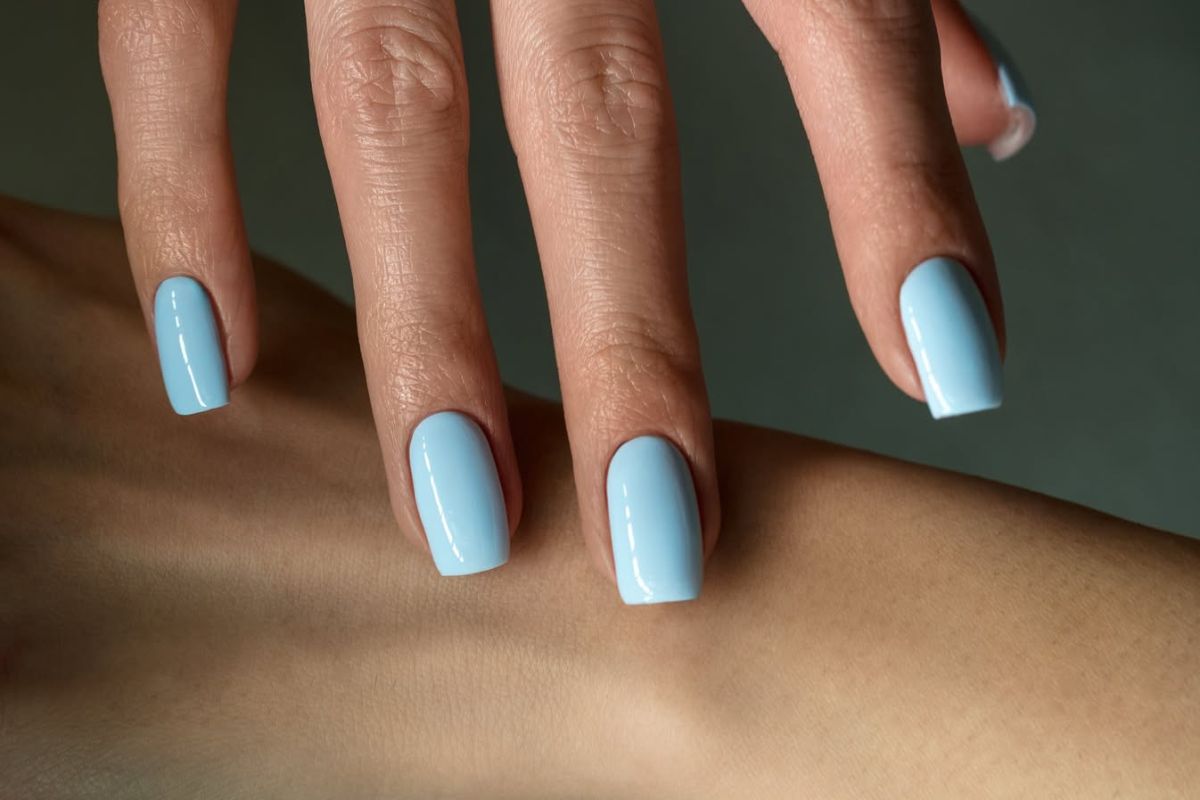 Manicure w kolorze błękitnego nieba — trend, który dodaje świeżości i elegancji dłoniom