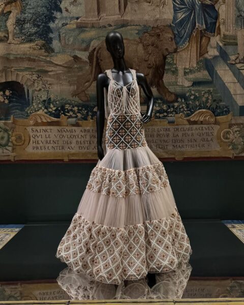 Wystawa „Louvre Couture: Objets d’Art, Objets de Mode” w Luwrze w Paryżu. Na zdjęciu jest suknia jako eksponat.