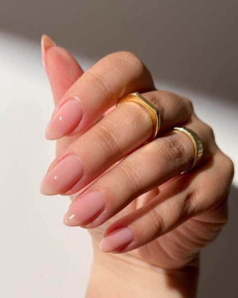 Old money manicure na lato 2025 – styl, klasa i letnia beztroska.9 stylizacji