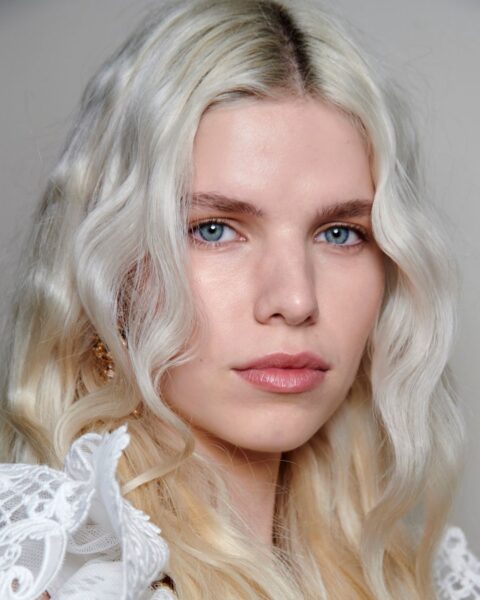 Pastelowy blond – subtelna rewolucja na głowie. Komu pasuje i jak go nosić?