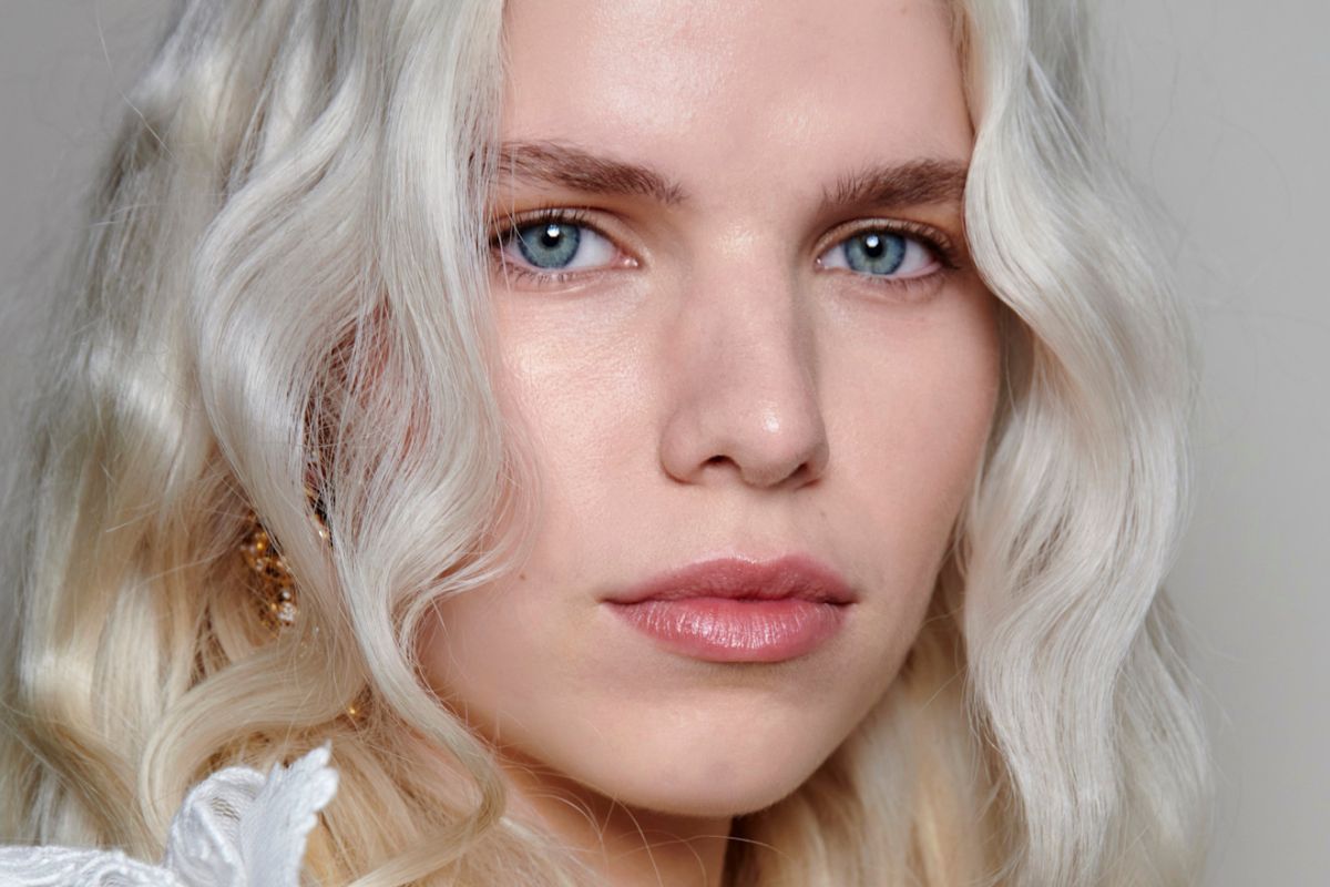 Pastelowy blond – subtelna rewolucja na głowie. Komu pasuje i jak go nosić?