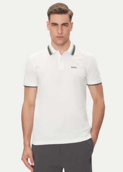 Mężczyzna w białym polo.