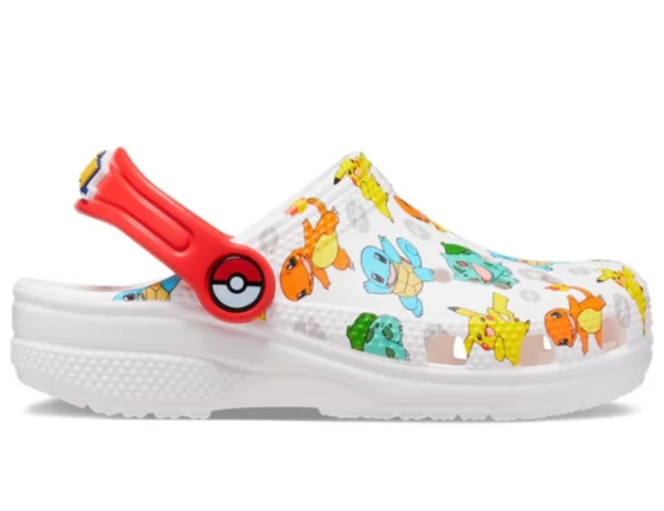 Kolorowe klapki Crocs.