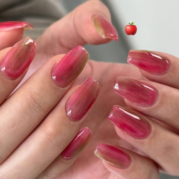 jabłuszkowy manicure - trendy w zdobieniu paznokci lato 2025 /fot. Instagram.com/lsubak_nail