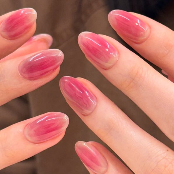 jabłuszkowy manicure - trendy w zdobieniu paznokci lato 2025 /fot. Instagram.com/l_lmonail