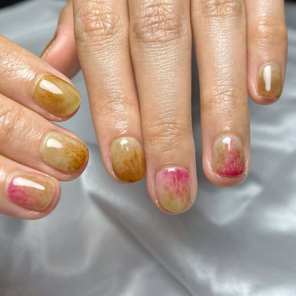 jabłuszkowy manicure - trendy w zdobieniu paznokci lato 2025 /fot. Instagram.com/ladypanda.nyc