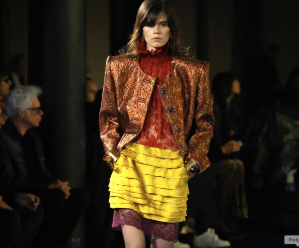 Modelka w kolorowej stylizacji ze spódnicą ozdobioną koronką | Pokaz Saint Laurent - Paris Fashion Week /fot. Forum