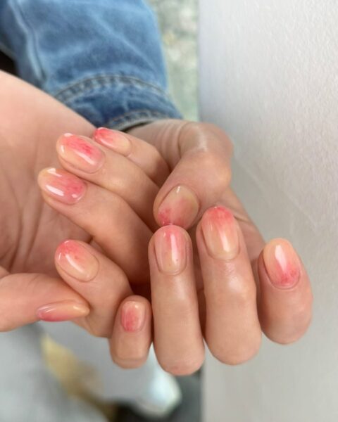 jabłuszkowy manicure - trendy w zdobieniu paznokci lato 2025 /fot. instagram.com/nail.nuha