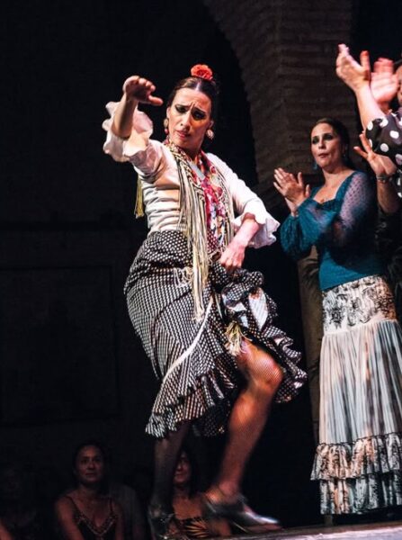 Muzeum Flamenco w Sewilli - kobieta tańcząca flamenco.